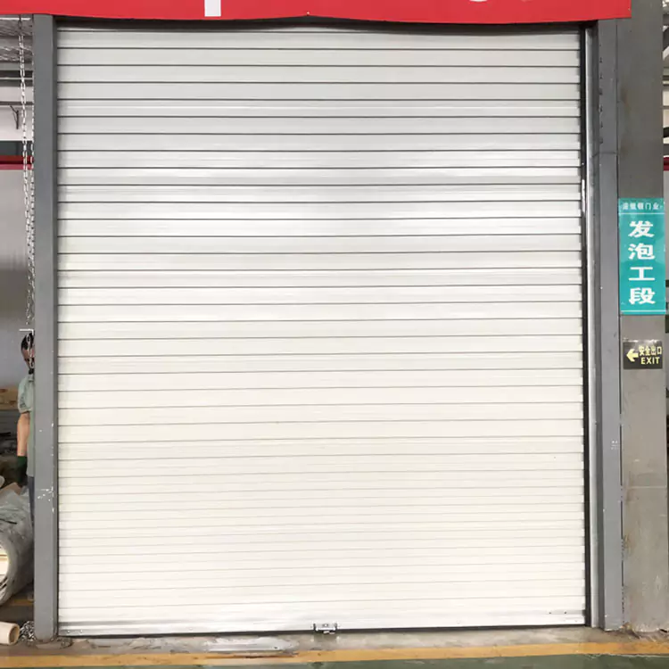 Quali sono le caratteristiche delle porte scorrevoli industriali e come sollevarle?