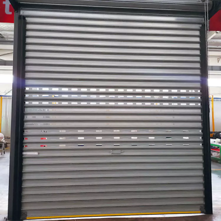 Perché la porta avvolgibile in acciaio antivento è essenziale per la moderna sicurezza industriale?