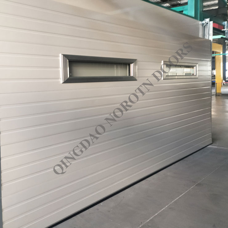 Porta automatica del garage con telecomando per la casa